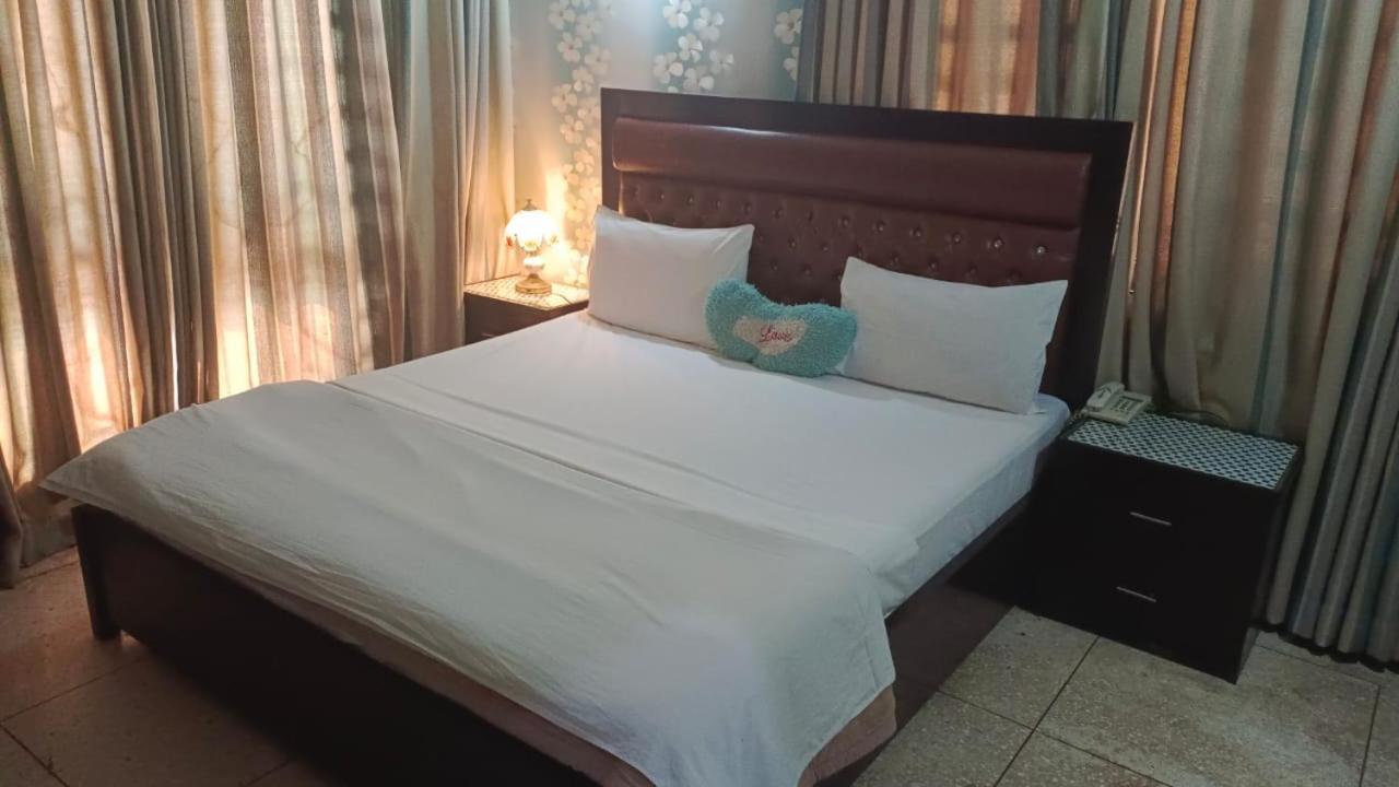 Hotel Clifton Inn Karachi Buitenkant foto